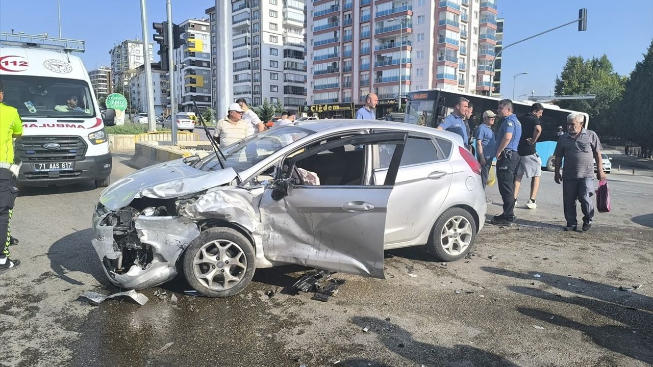 Kırıkkale'de Trafik Kazası: 2 Polis Yaralı