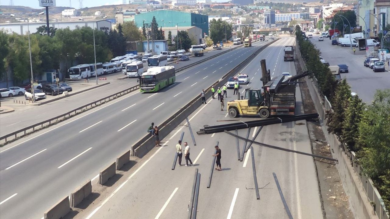 Kocaeli'de D-100 Kara Yolunda Tır Kazası