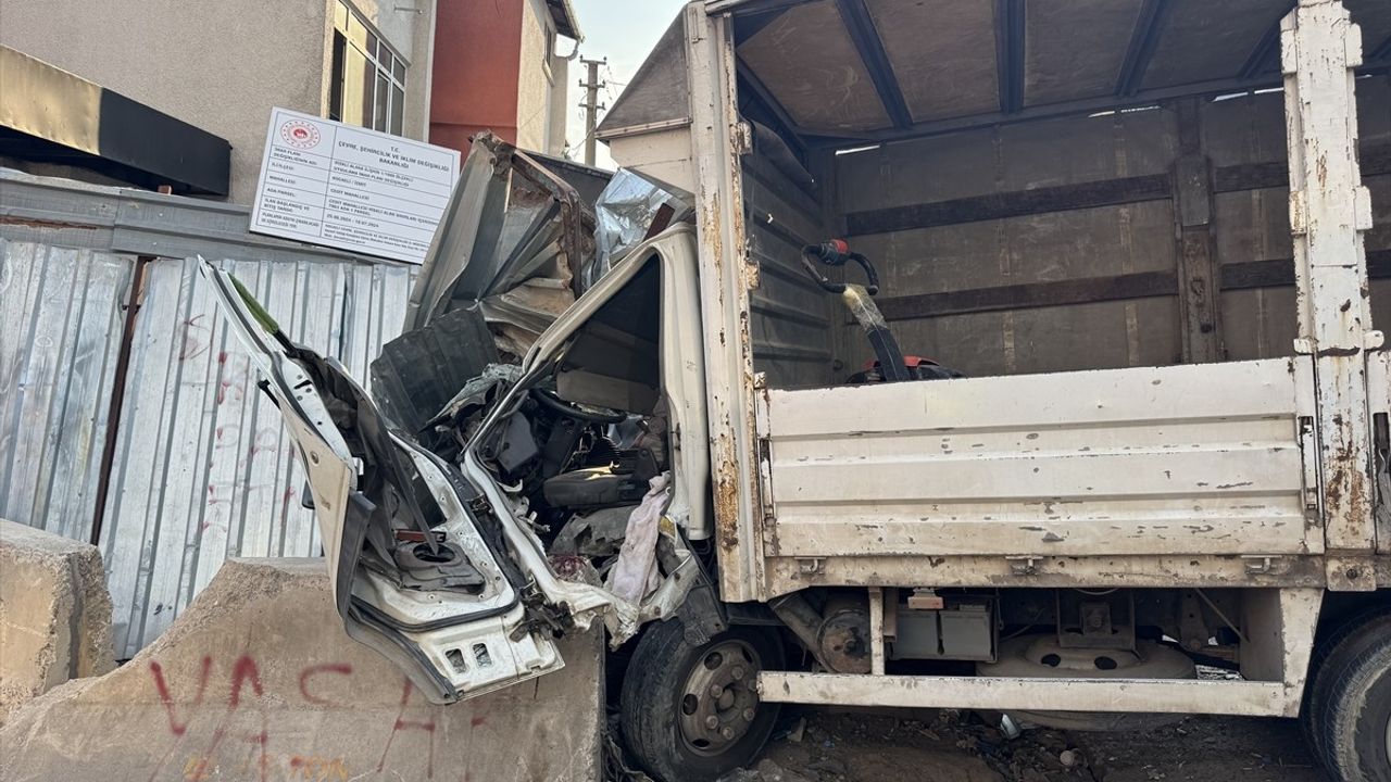Kocaeli'de Kamyonet Kazası: Sürücü Yaralandı