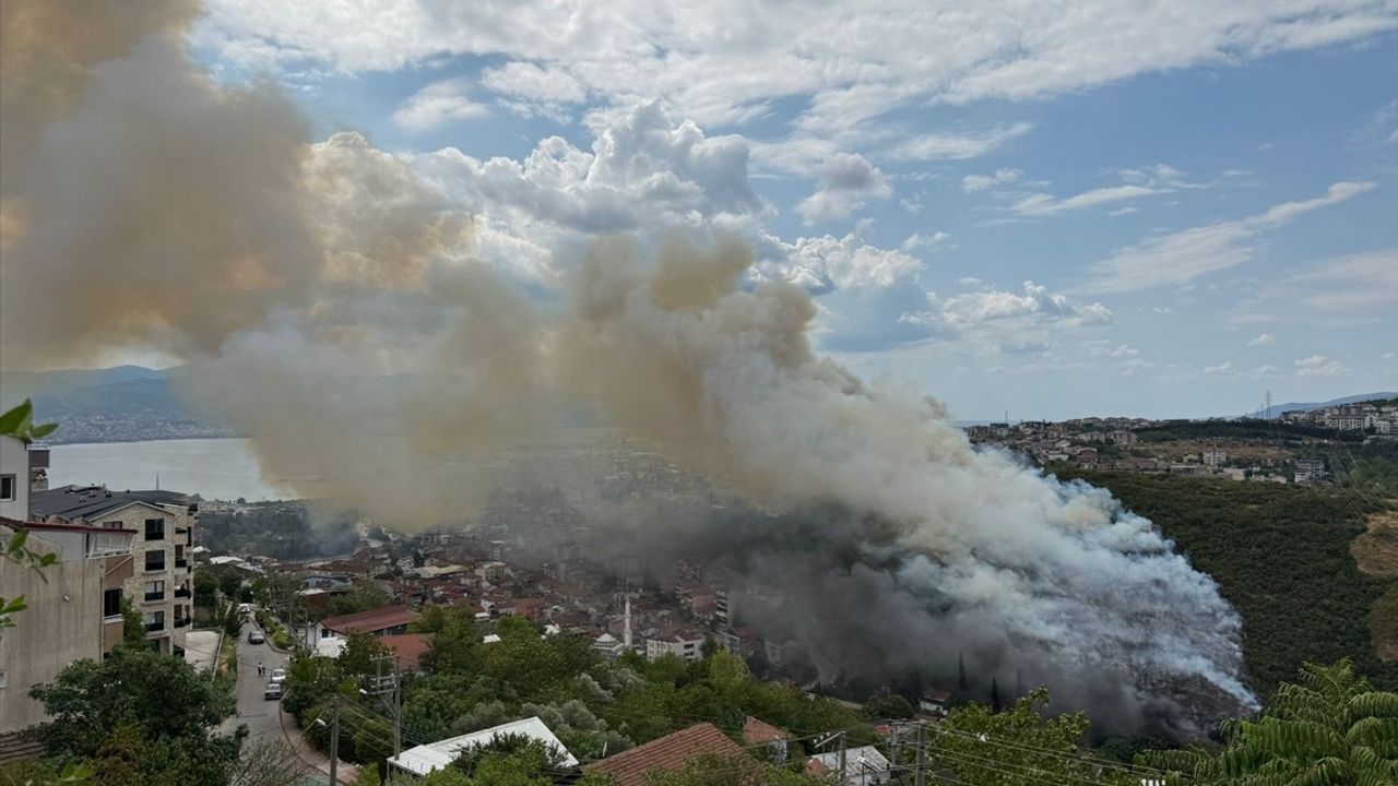 Kocaeli İzmit'te Yangın Söndürme Çalışmaları Devam Ediyor