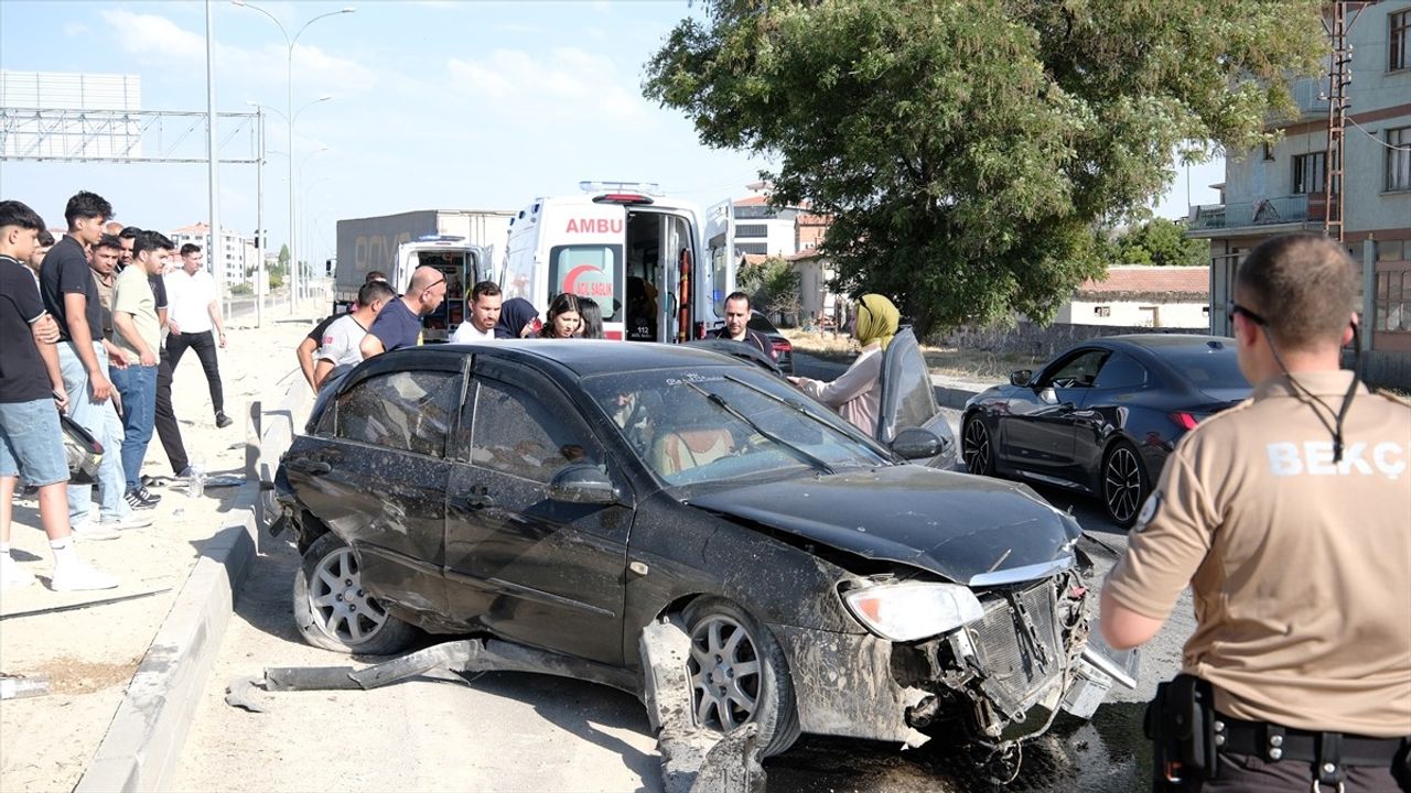 Konya'da Tır Otomobile Çarptı: 3 Yaralı