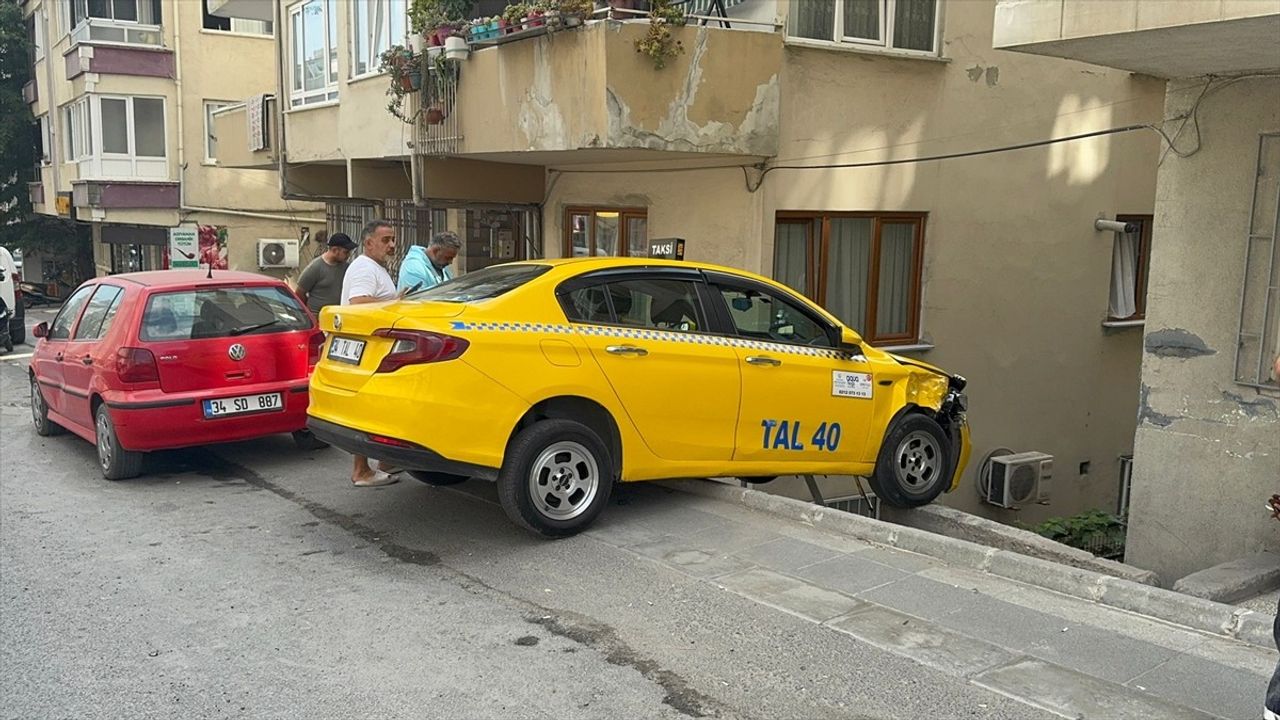 Küçükçekmece'de Freni Patlayan Taksi Duvarda Asılı Kaldı