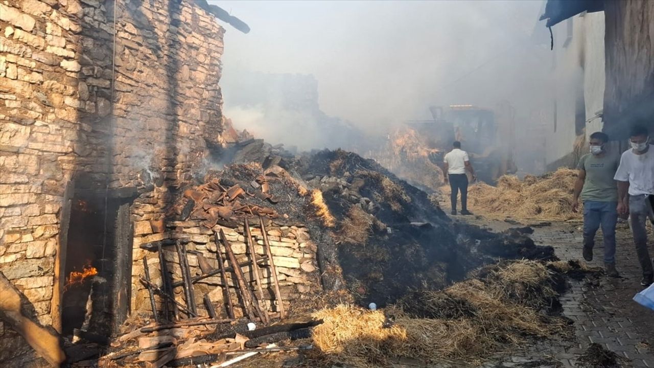 Kütahya'daki Yangında İki Ev ve Dört Samanlık Küle Döndü
