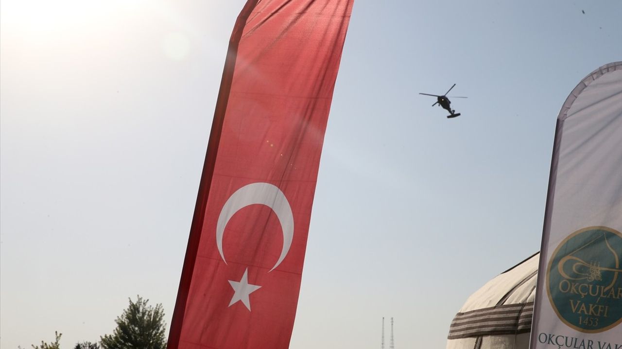 Malazgirt'te Jandarma Helikopterlerinin Hava Gösterisi Coşkuyla İzlenildi