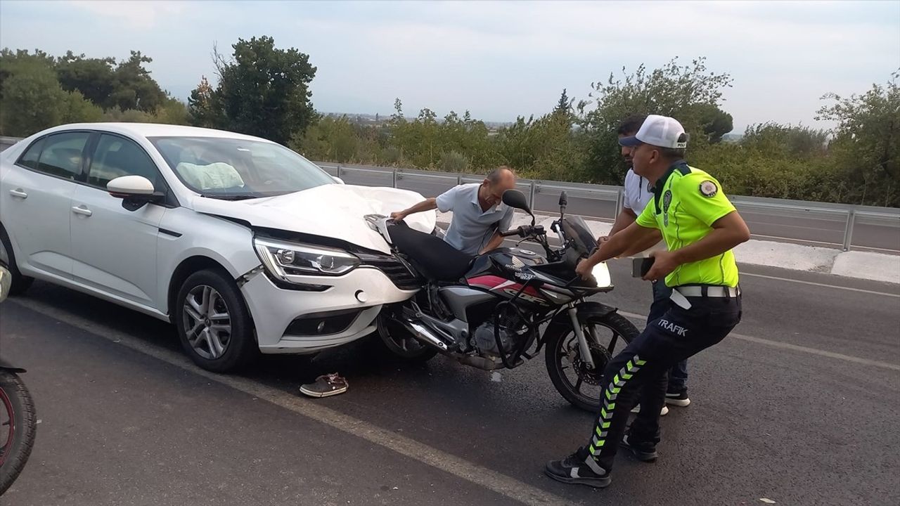 Manisa'da Motosikletli Aile Kaza Geçirdi