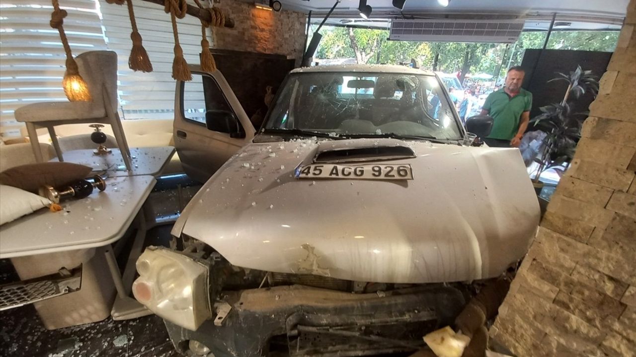 Manisa'da Pikap Kazası: Mobilya Mağazasına Giriş