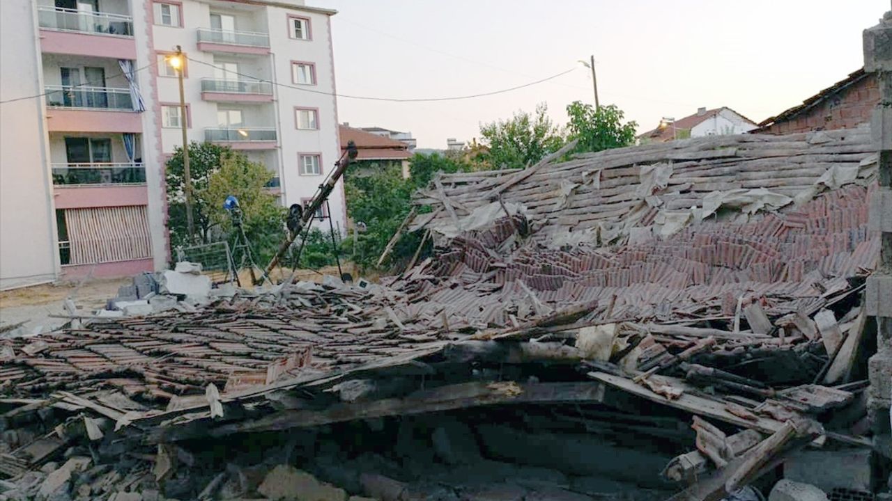 Manisa Valiliği Deprem Açıklamasıyla Yaralıları Bildirdi