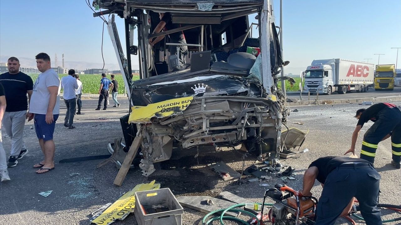 Mardin'de Otobüs ve Tır Çarpıştı: 10 Yaralı
