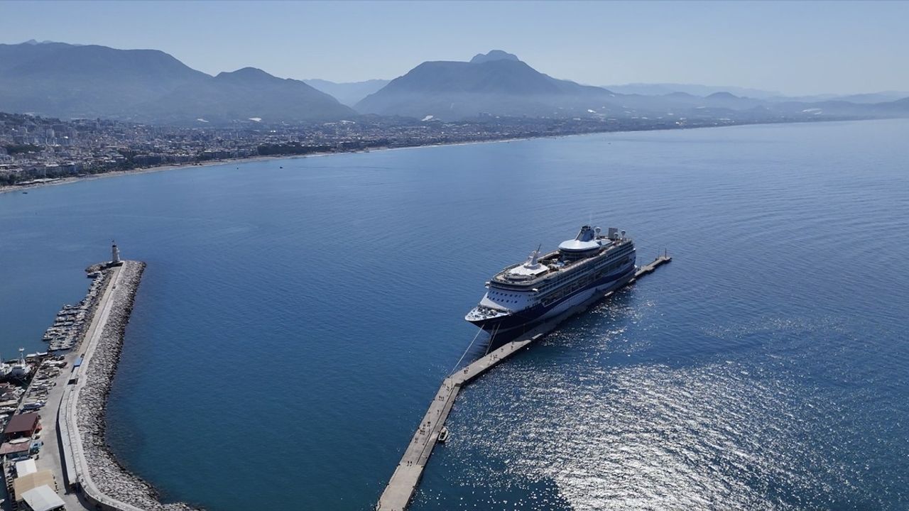 Marella Discovery 2 Kruvaziyeri Alanya Limanı'na Geldi