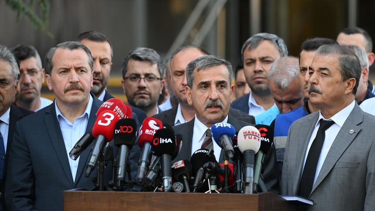 Memurların Taban Aylığına 1000 Lira Artış Teklifi Üzerine Tartışmalar Devam Ediyor
