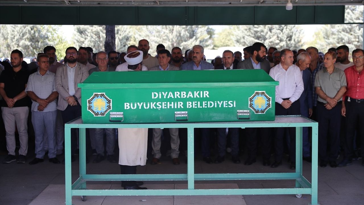 Mersin'deki Trafik Kazasında Hayatını Kaybeden Çocuk Defnedildi