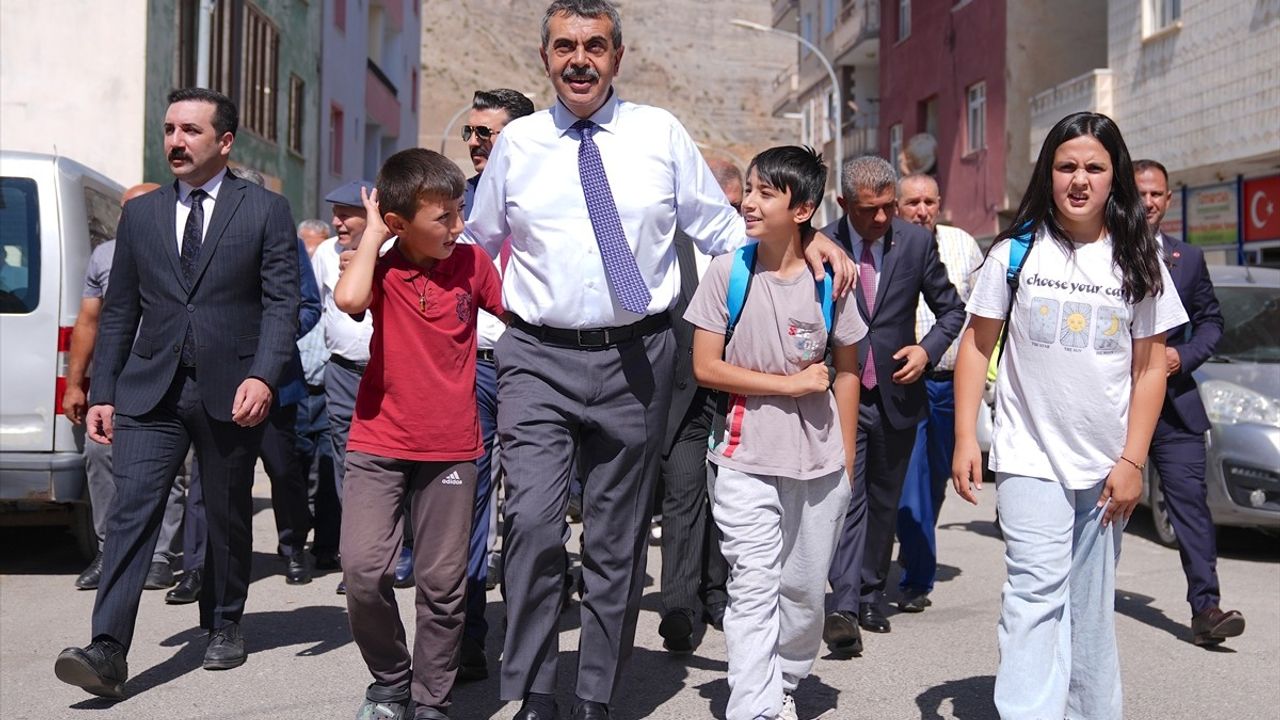 Milli Eğitim Bakanı Tekin Erzurum'da Vatandaşlarla Bir Araya Geldi