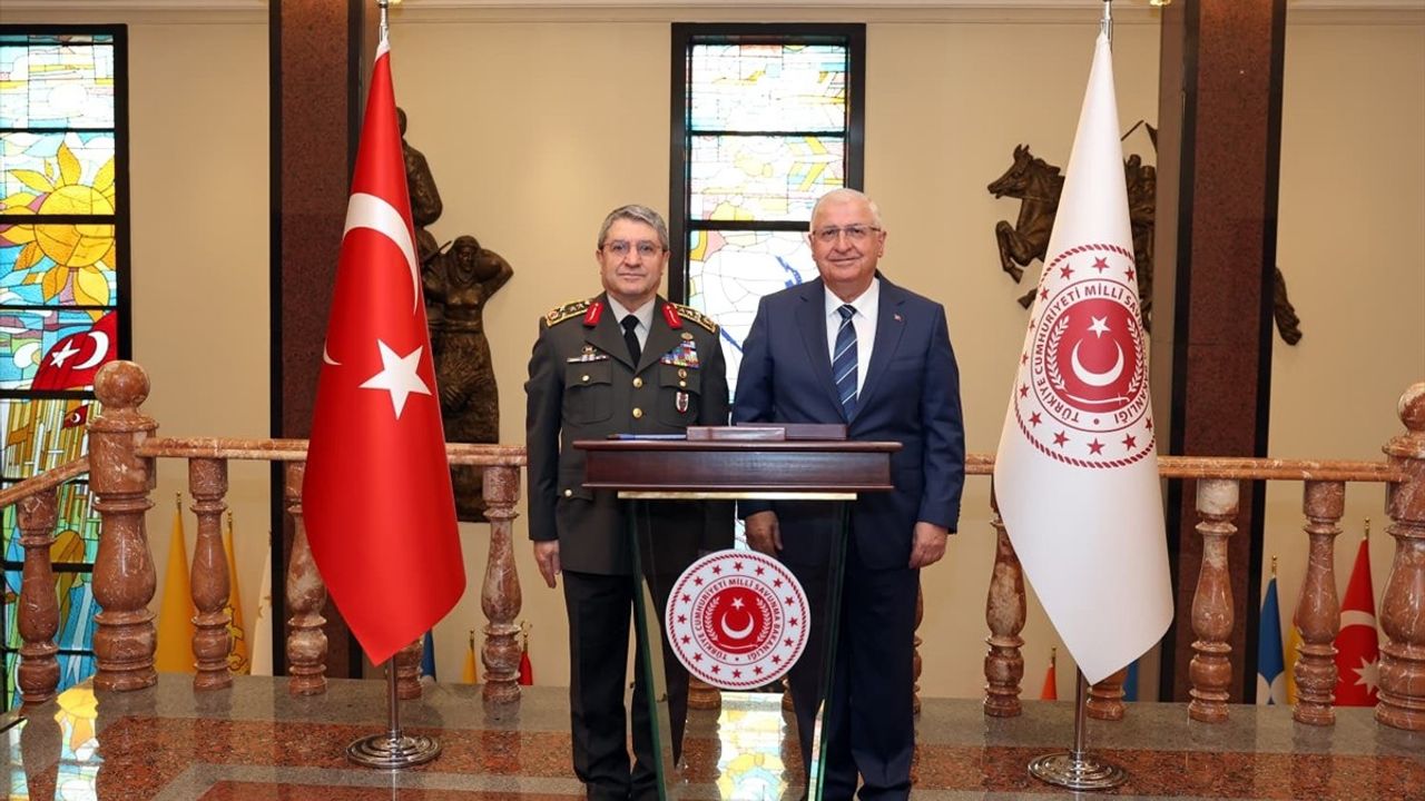 Milli Savunma Bakanı Yaşar Güler, Genelkurmay Başkanı Selçuk Bayraktaroğlu'nu Kabul Etti