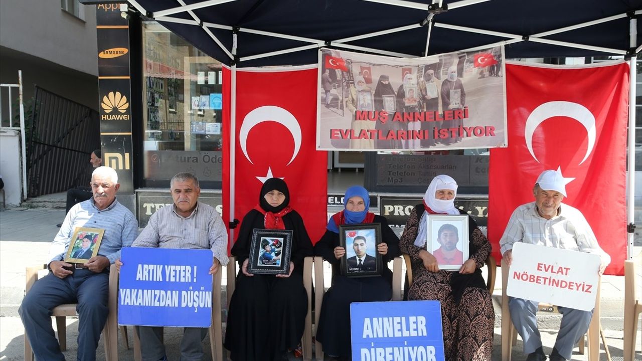 Muş'ta Aileler DEM Parti Önünde Eylem Yapıyor