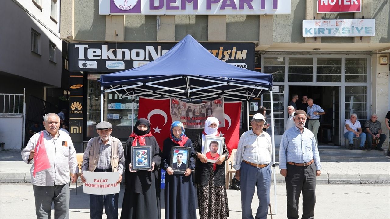Muş'ta Ailelerin Çocukları İçin Eylemi Sürüyor