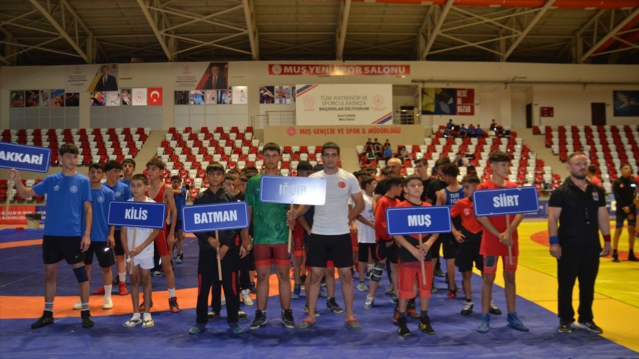 Muş'ta Anadolu Yıldızlar Ligi Güreş Müsabakaları Başladı
