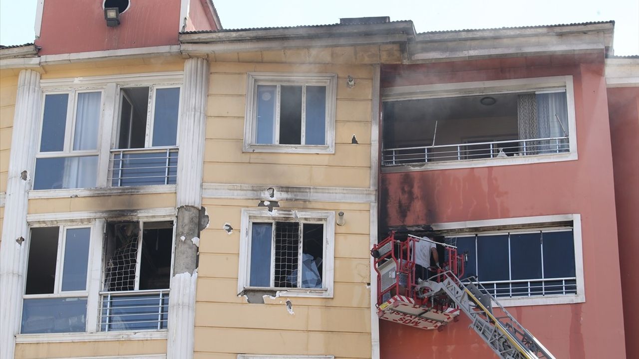 Muş'taki Yangın: 3 Ev Hasar Gördü, 6 Kişi Hastaneye Kaldırıldı