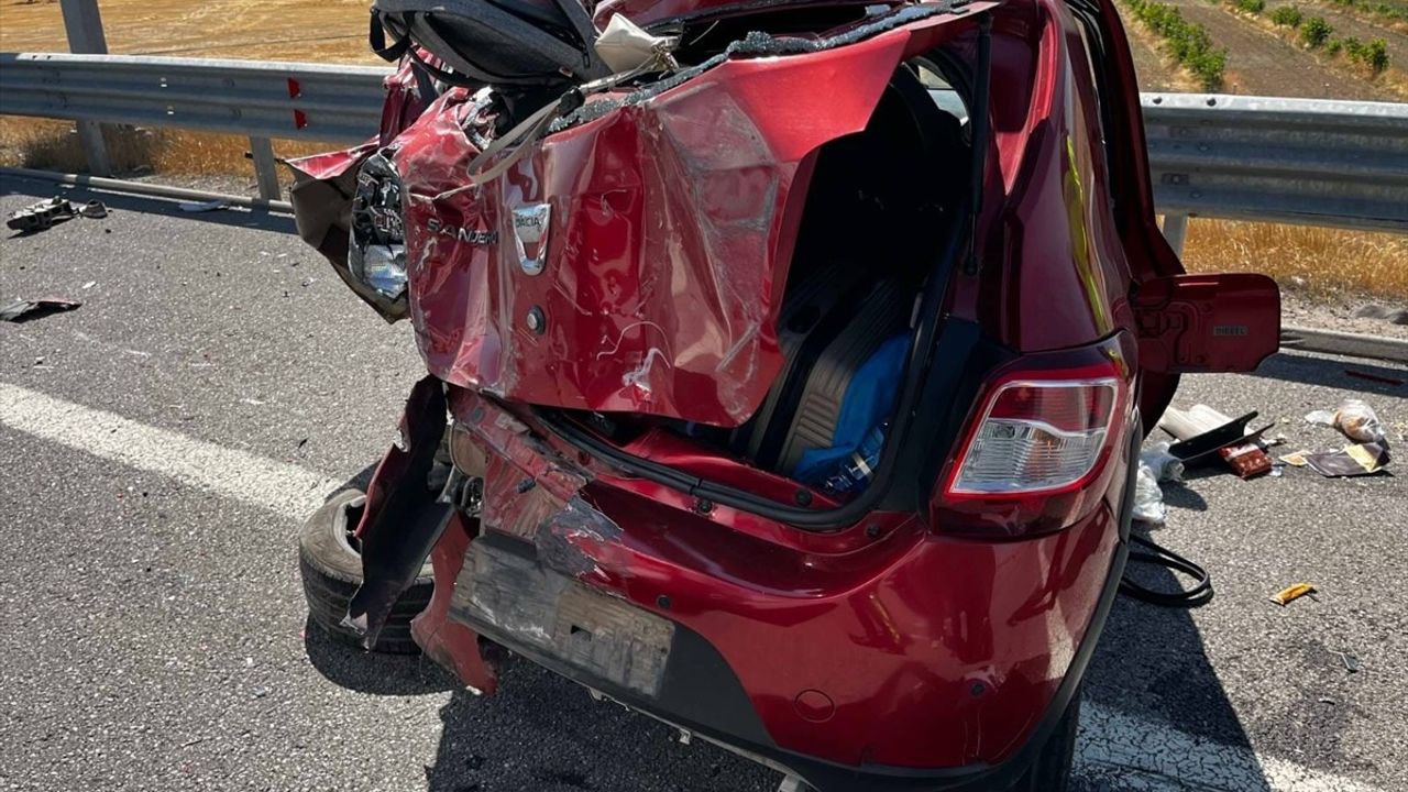 Niğde'de Tır ve Otomobil Çarpıştı: 1 Ölü, 3 Yaralı