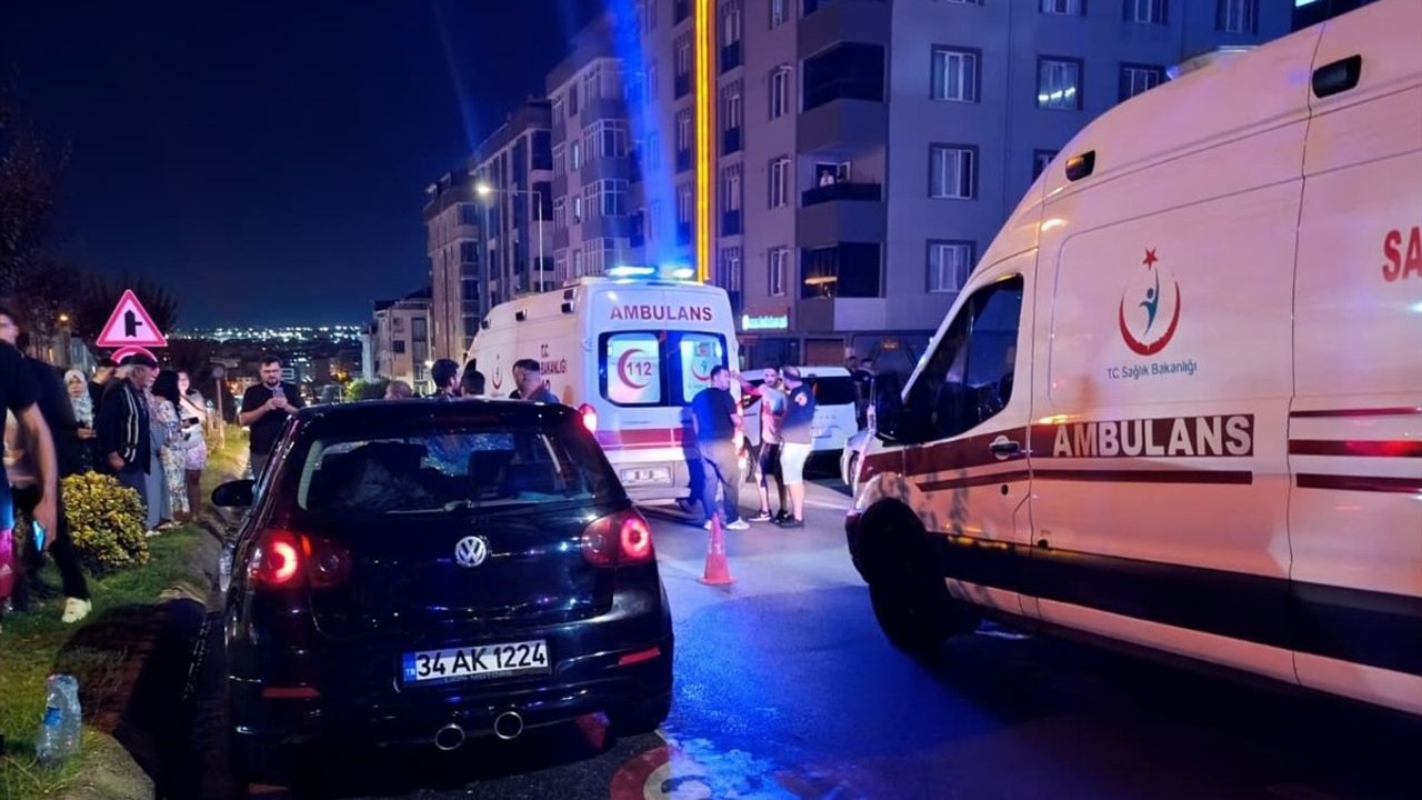 Otomobilin Yaya Geçidinde İki Kadına Çarpması Güvenlik Kamerasında