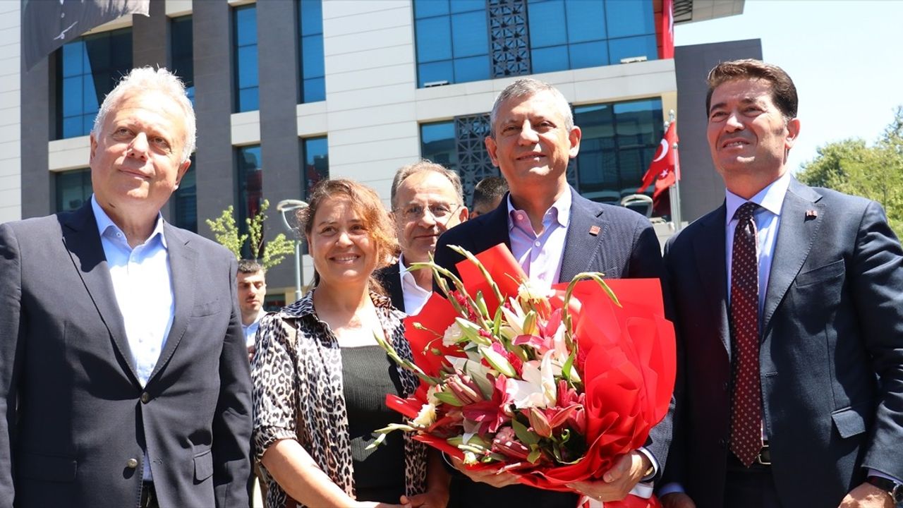 Özgür Özel Trabzon'da Taziye ve Ziyaretlerde Bulundu