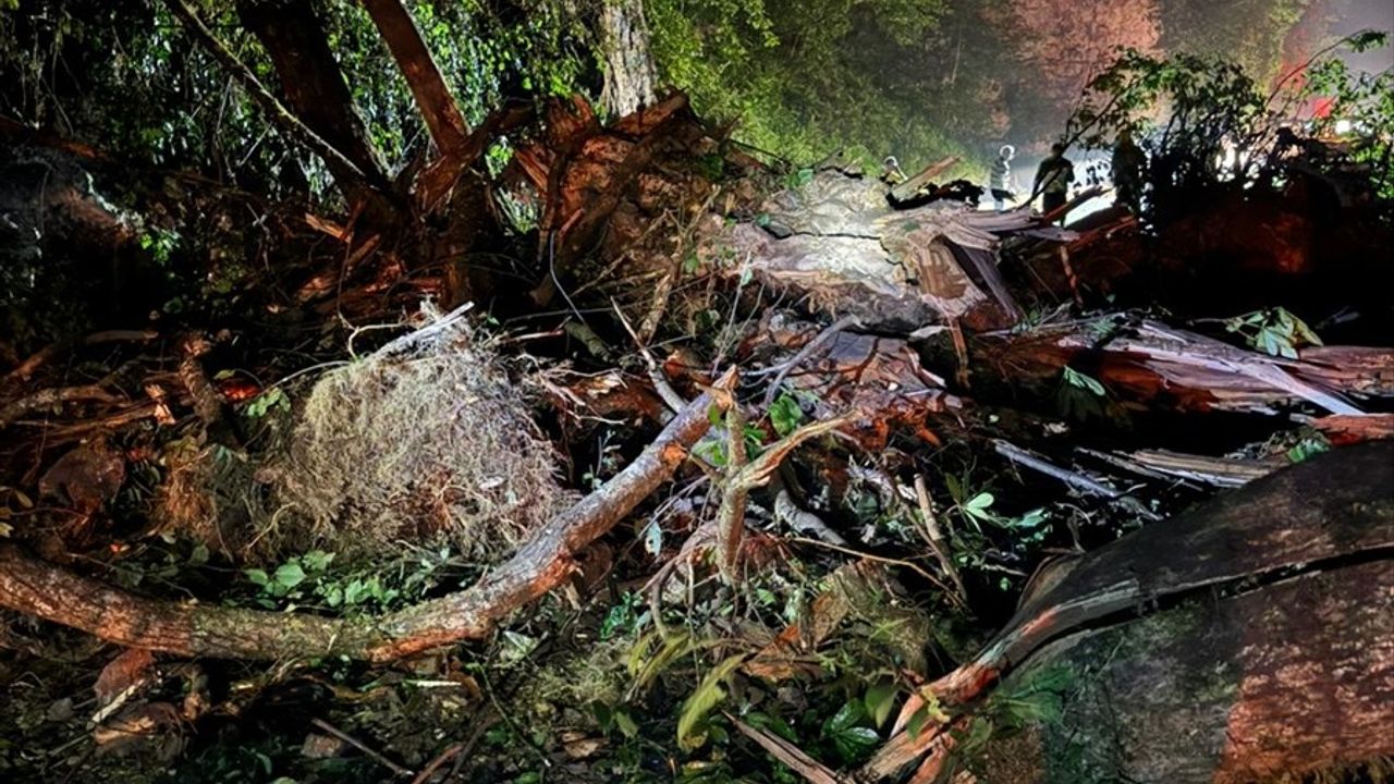 Rize'de Heyelan Sonrası Yol Yeniden Ulaşıma Açıldı