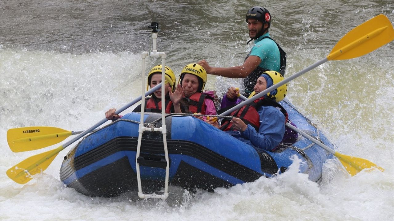 Rize'de Yoğun Rafting Keyfi: Fırtına Deresi Ziyaretçi Akınına Uğradı
