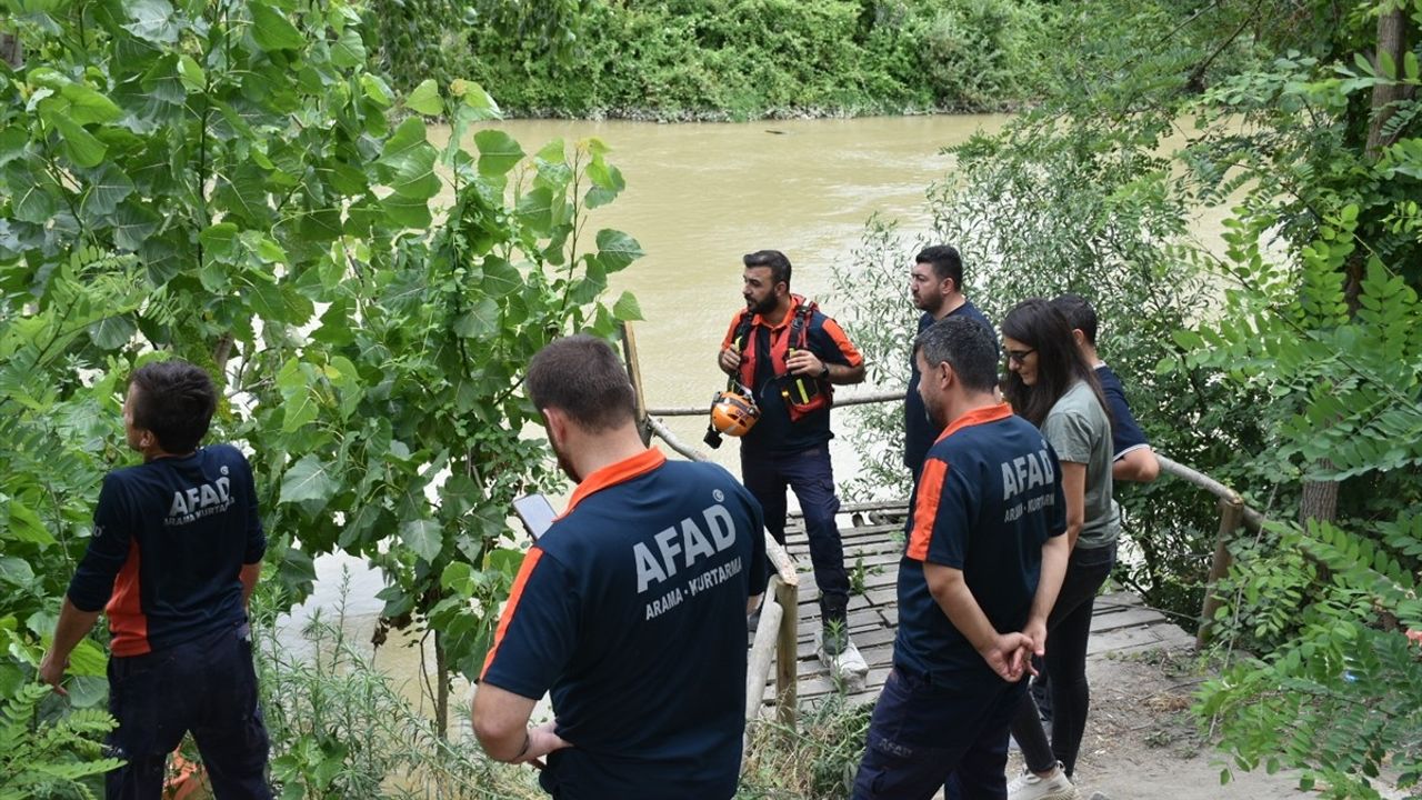 Sakarya Nehri'nde Kayıp Genç İçin Arama Çalışmaları Devam Ediyor