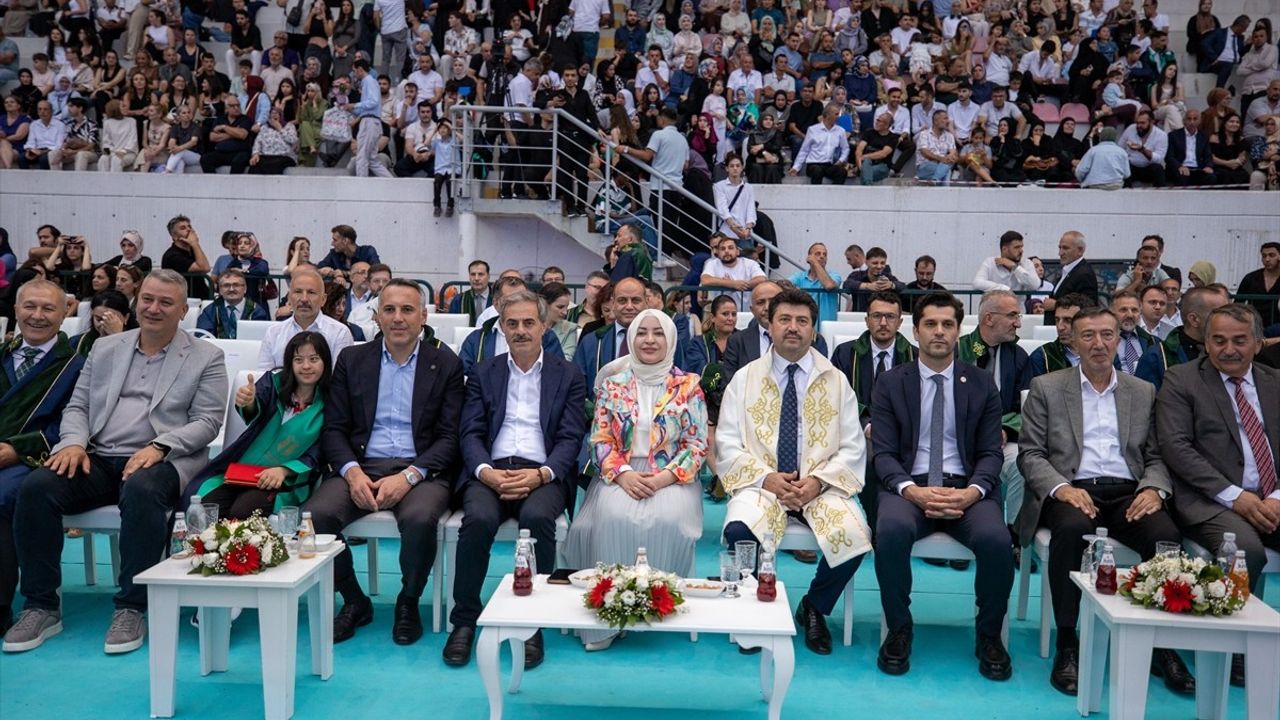 Sakarya Uygulamalı Bilimler Üniversitesi, Mezunlarını Coşku ile Uğurladı