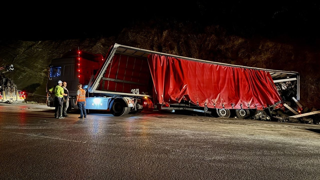 Samsun-Ankara Karayolunda Tır Devrildi, Trafik Yoğunluğu Oluştu