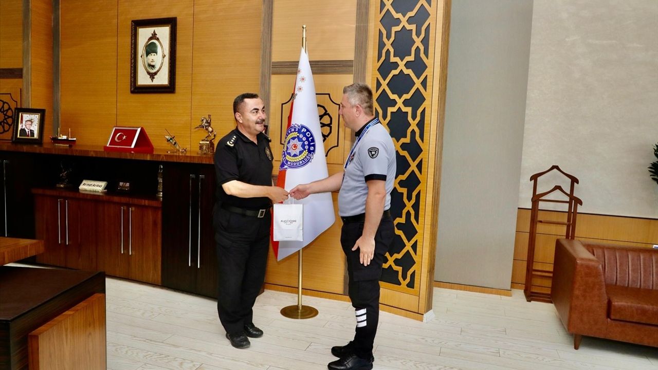 Samsun'da Dolandırılmayı Önleyen Güvenlik Görevlisine Ödül