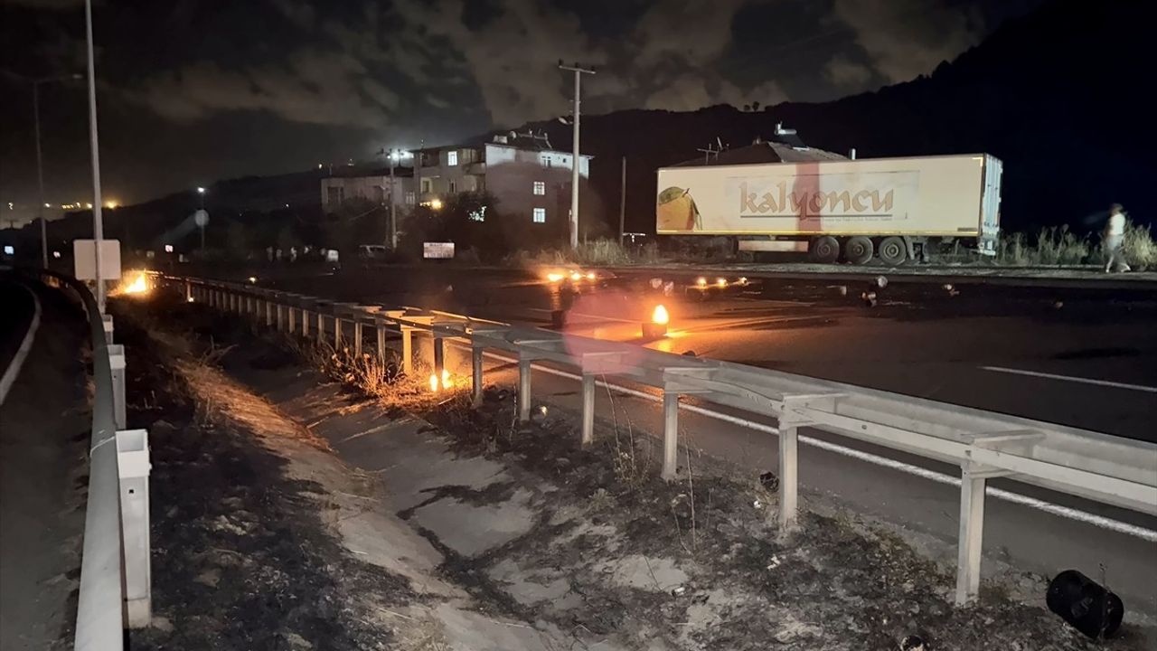 Samsun'da Yanarak İlerleyen Tır Yangını