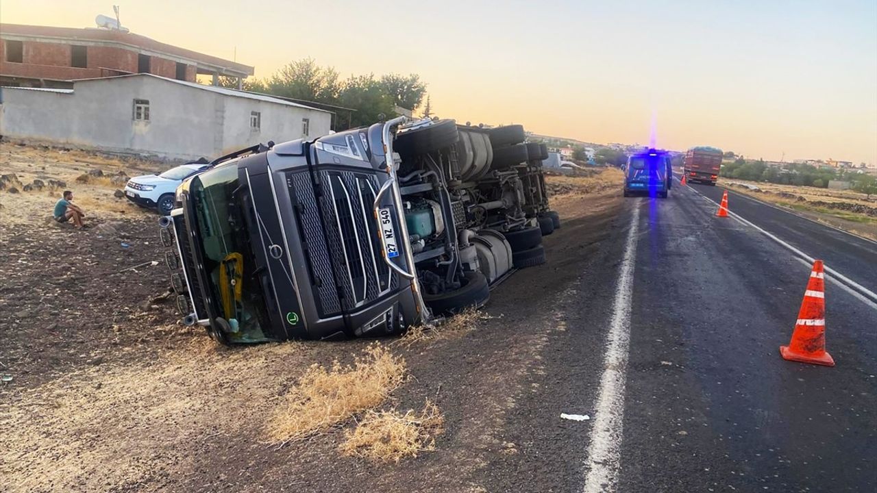 Şanlıurfa'da Hayvan Yüklü Tırın Devrilmesi: 2 Yaralı