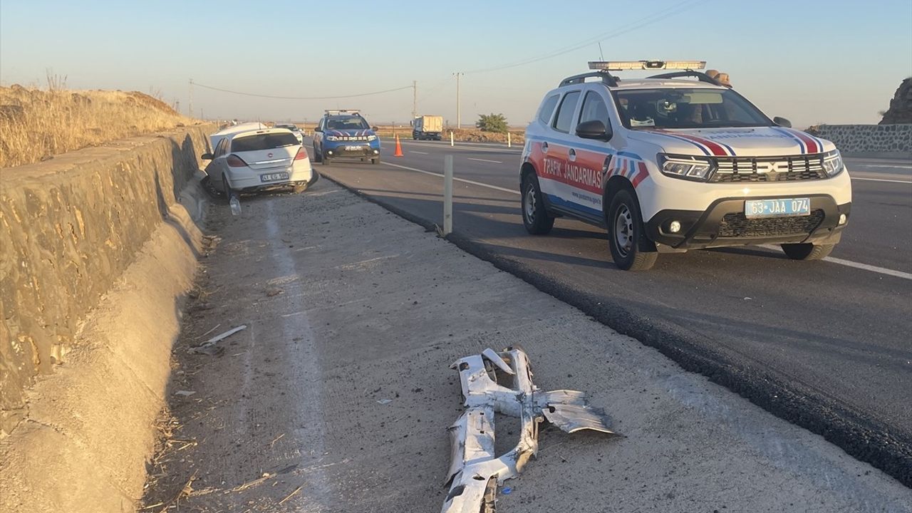 Şanlıurfa'da İstinat Duvarına Çarpan Araçta 4 Yaralı