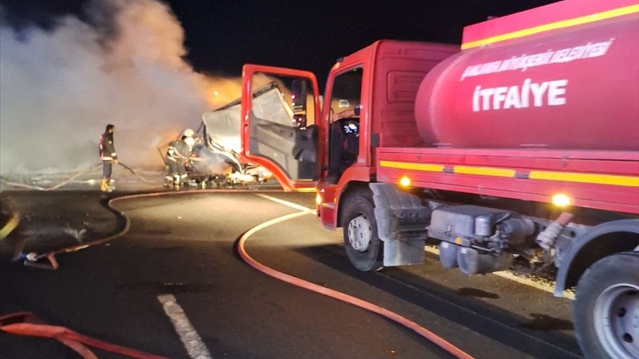 Şanlıurfa'da Motor Yağı Yüklü Tırda Yangın Çıktı