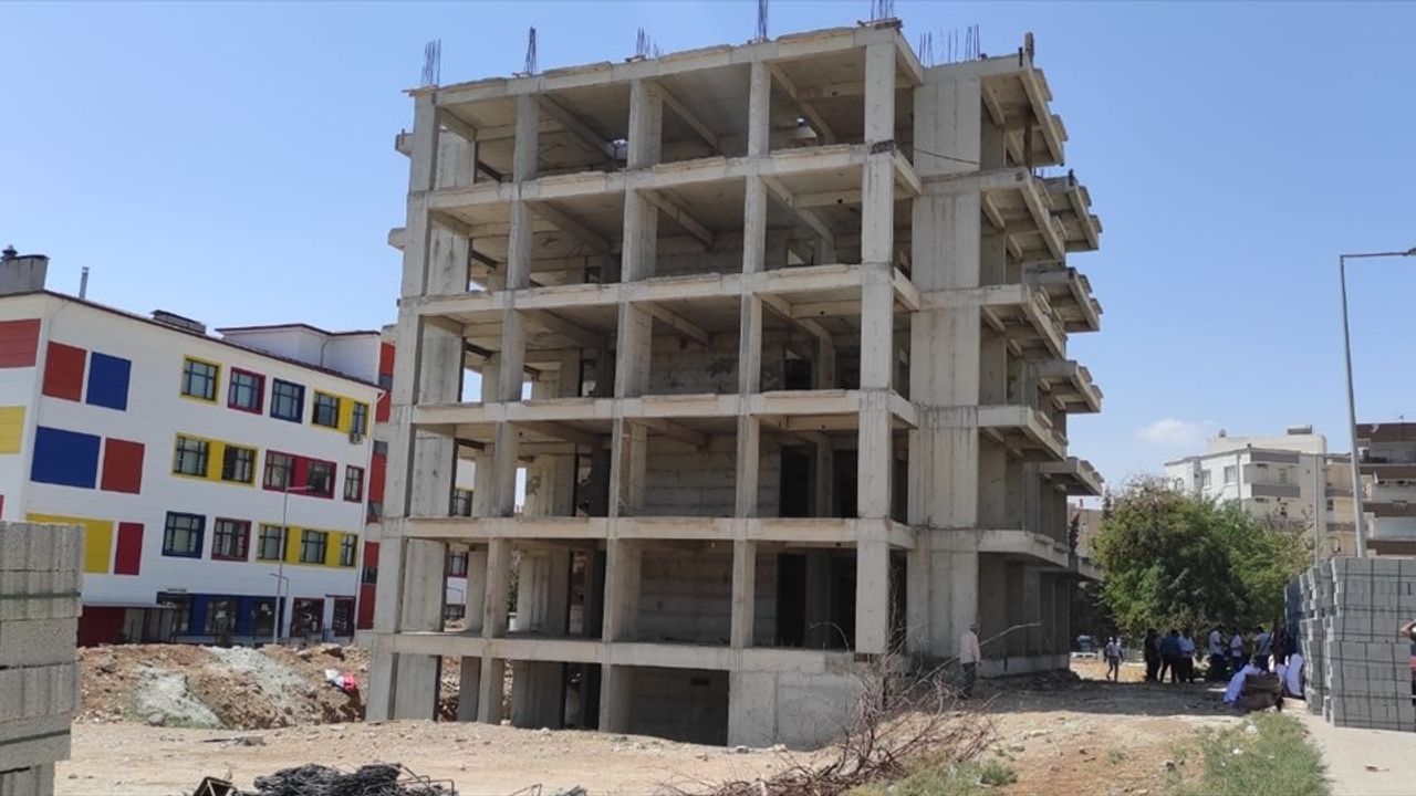 Şanlıurfa'da Standart Dışı Betonla İnşa Edilen Apartman Yıkıldı