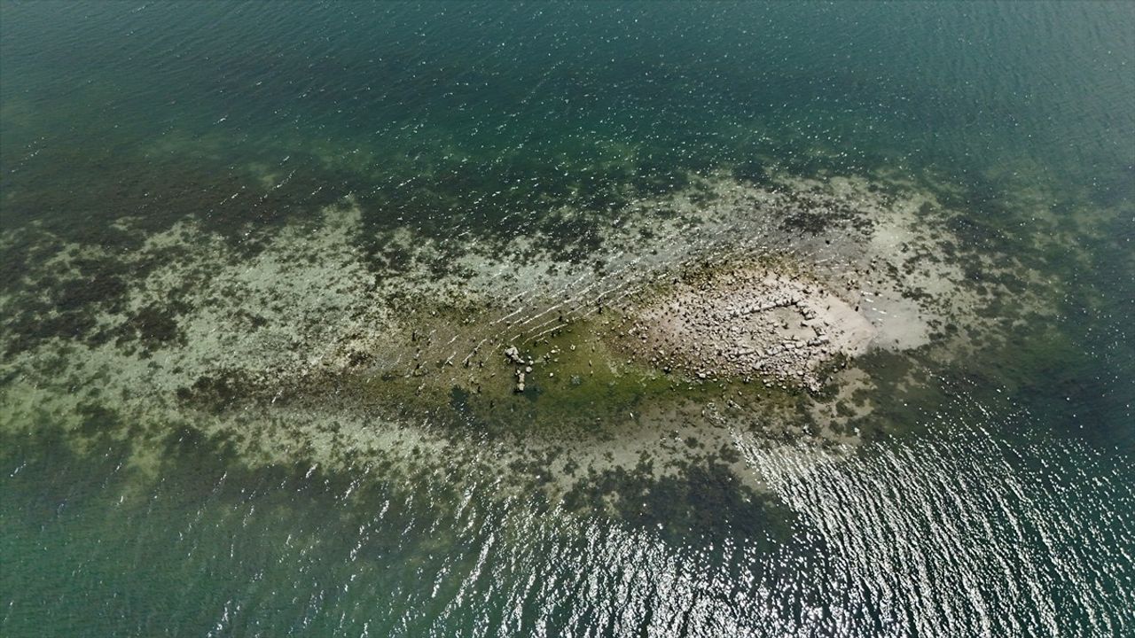 Sapanca Gölü'nde Su Seviyesi Kritik Eşiklerin Altında: Kalıntılar Ortaya Çıktı
