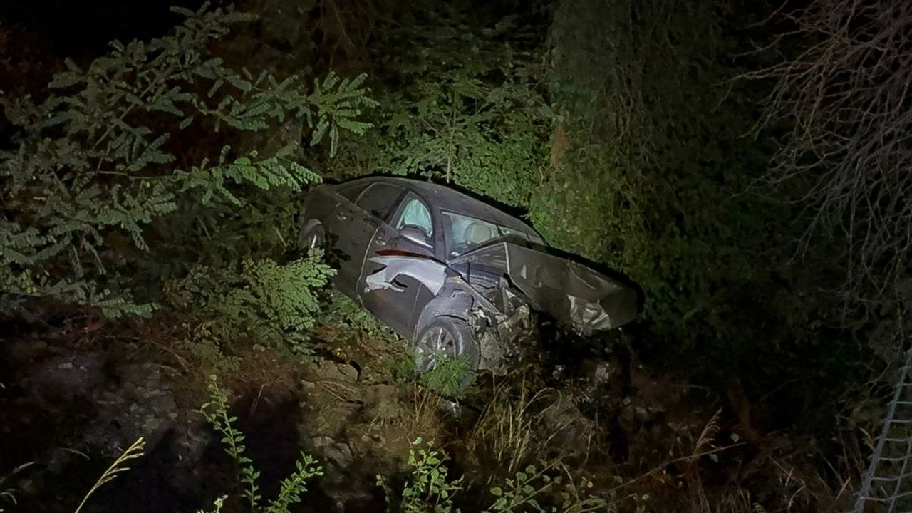 Sarıyer'de Trafik Kazası: İki Araç Ormanlık Alana Düştü