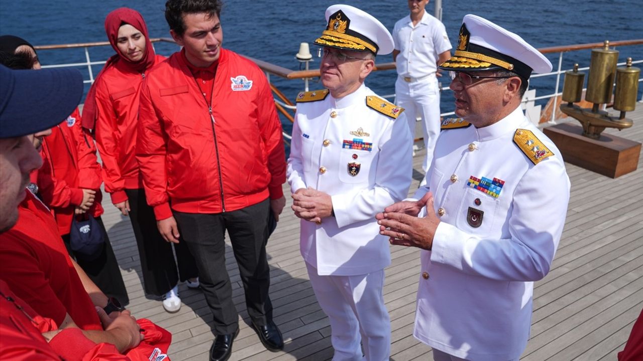 Savarona Yatıyla Boğaz'da Geçiş Töreni: Gençlerden Duygusal Yorumlar