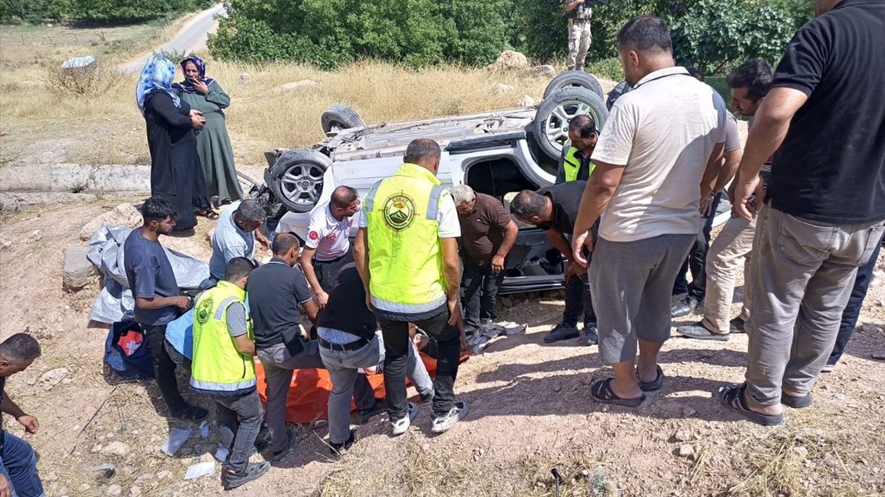 Siirt'te Şarampole Devrilen Araçta 7 Kişi Yaralandı
