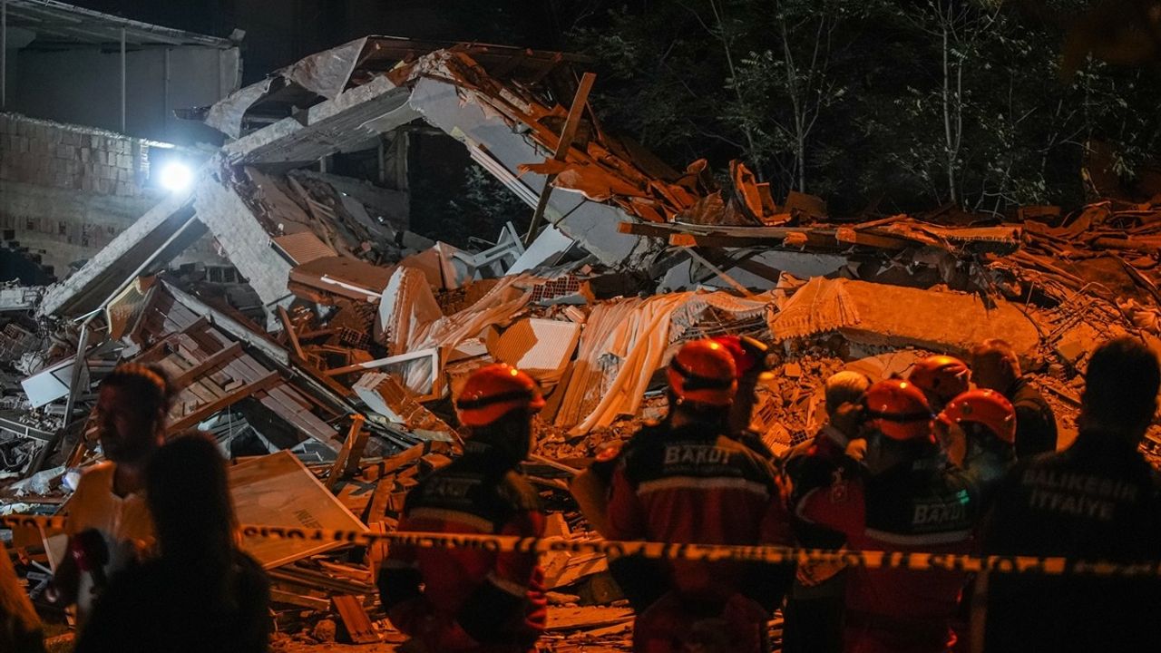 Sındırgı'da 6,1 Büyüklüğünde Deprem: Dronla Görüntülenen Yıkım