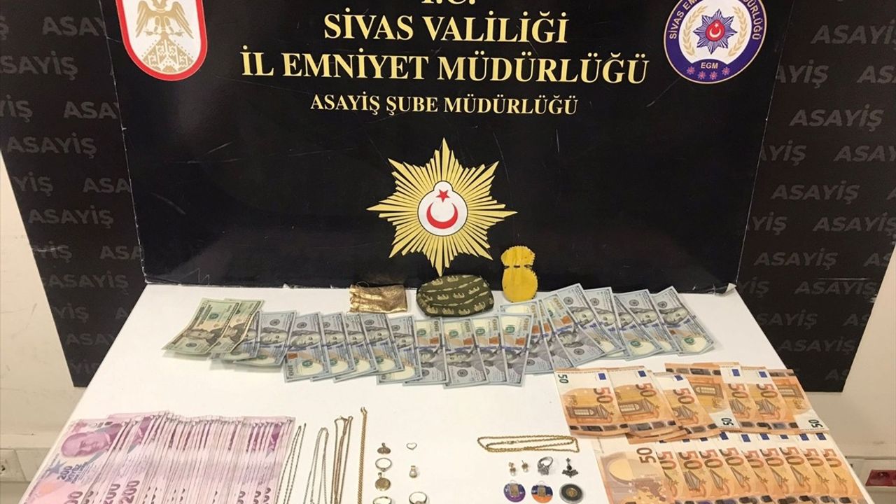 Sivas'ta Dolandırıcılık Operasyonunda İki Zanlı Tutuklandı