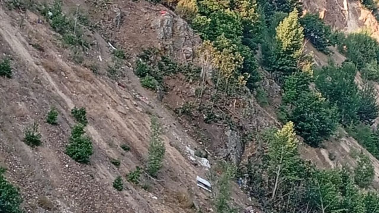 Sivas'ta Fındık İşçilerini Taşıyan Minibüs Uçurumdan Aşağı Düştü