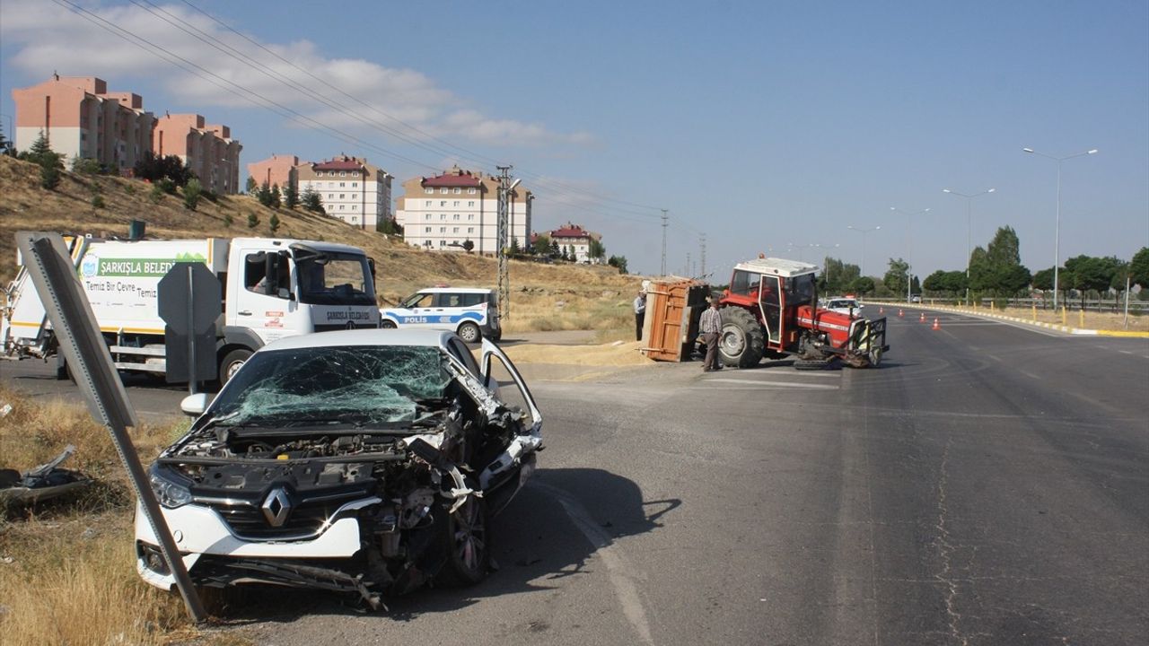 Sivas'ta İki Ayrı Trafik Kazası: 9 Yaralı