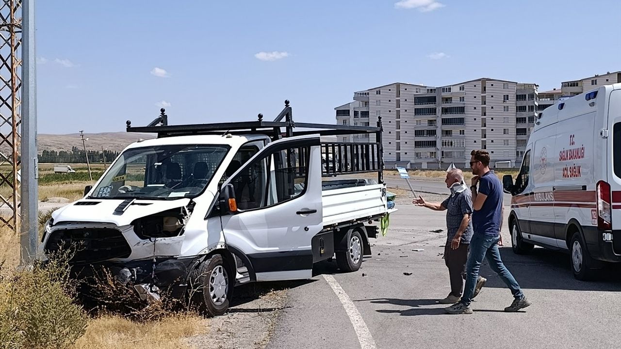 Sivas'ta Kamyonet ile Otomobilin Çarpışması: 6 Yaralı