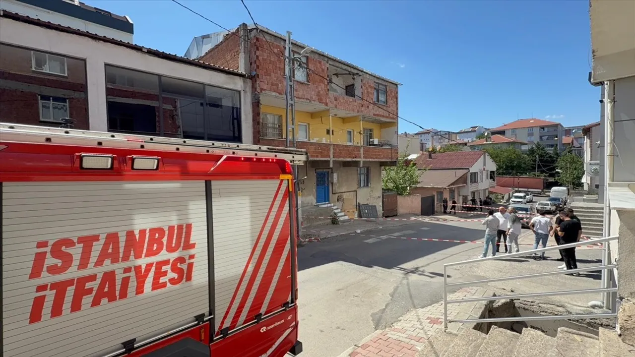 Sultanbeyli'de Çökme Riski Taşıyan Bina Tahliye Edildi