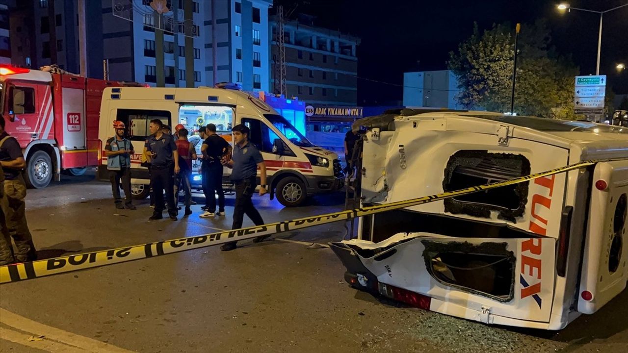 Sultanbeyli'de Minibüs ve Otomobil Çarpıştı: 10 Yaralı