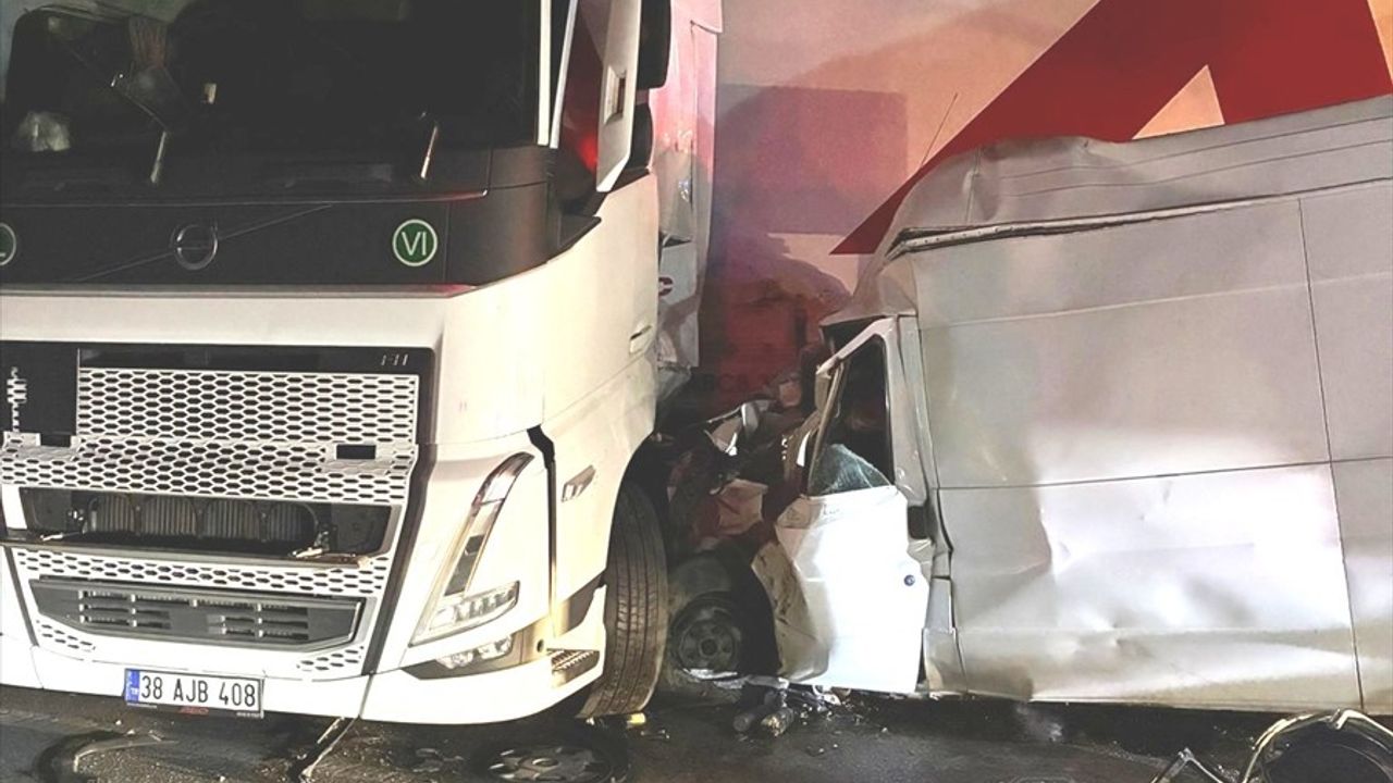 TAG Otoyolu'nda Trafik Kazası: 1 Ölü, 1 Yaralı