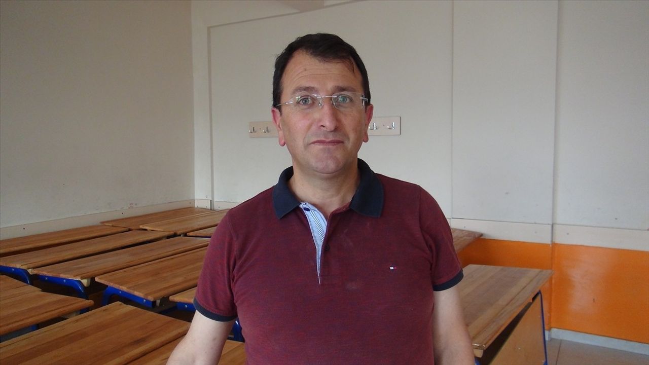 Tatvan'da Öğretmenlerden Örnek Davranış: Okul Sıraları Onarıldı