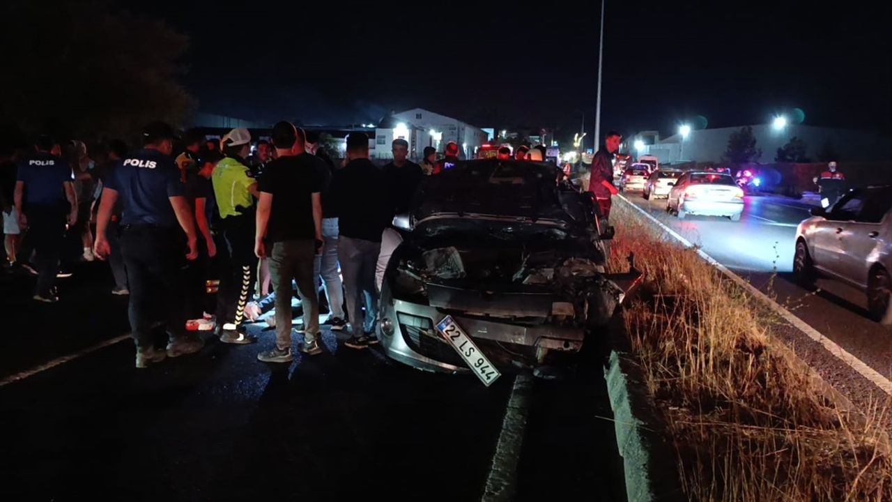 Tekirdağ'da Aydınlatma Direğine Çarpan Otomobil Faciası
