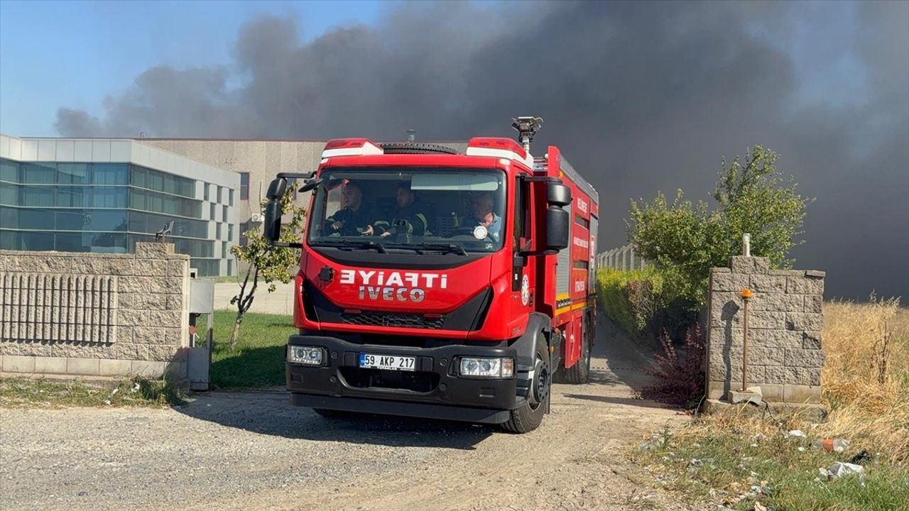 Tekirdağ'da Tül Fabrikasına Sıçrayan Yangına Müdahale